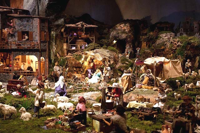 Detailed presepe with many characters.